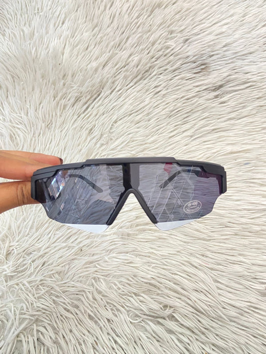 Lentes, diseñados con protección UV 100-400 para proteger tu visión. Negro pequeños y línea en color blanco en el borde.