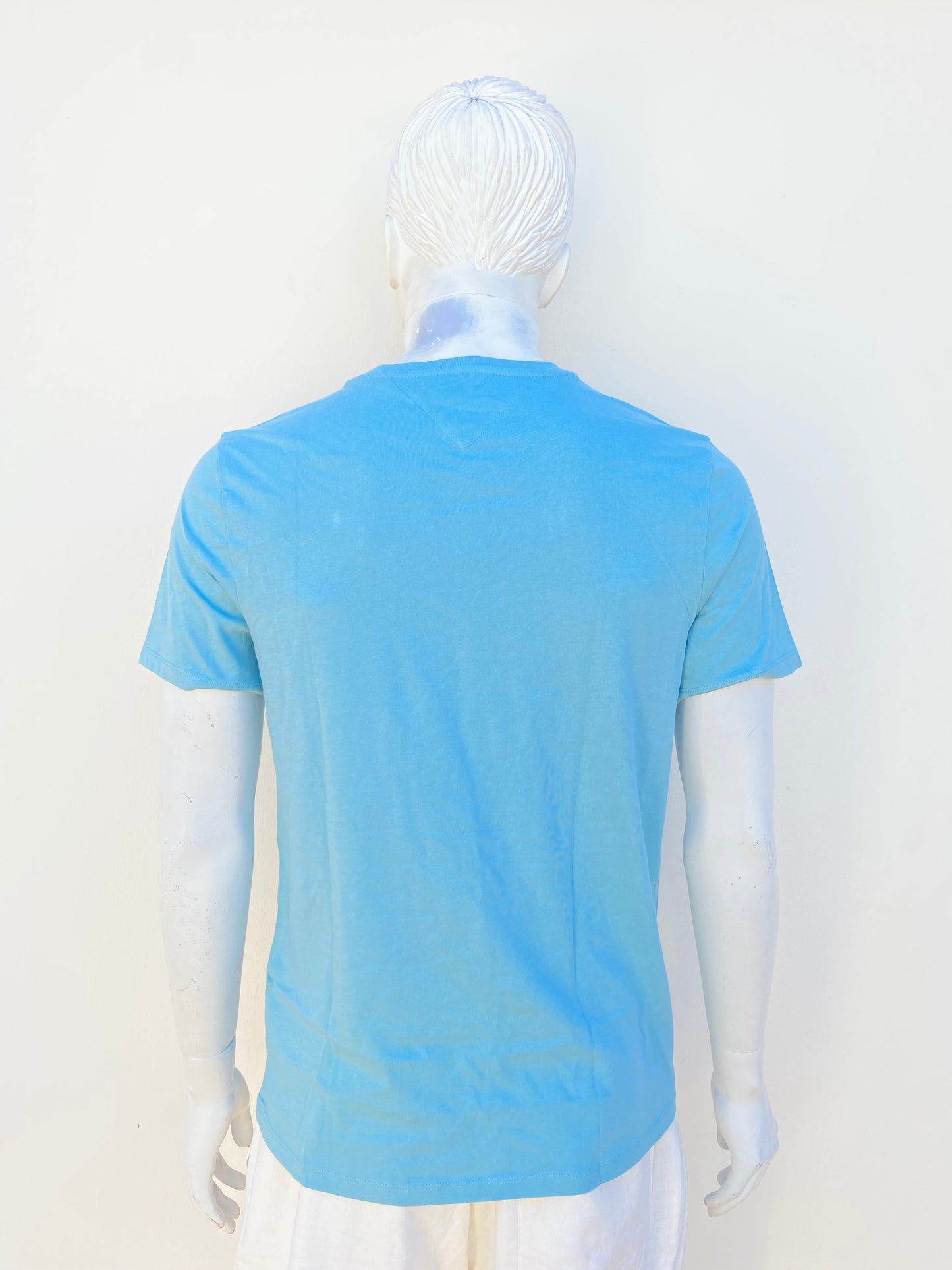 T-shirt Tommy Hilfiger Original, en color azul claro con logotipo de la marca en el lado en pequeño