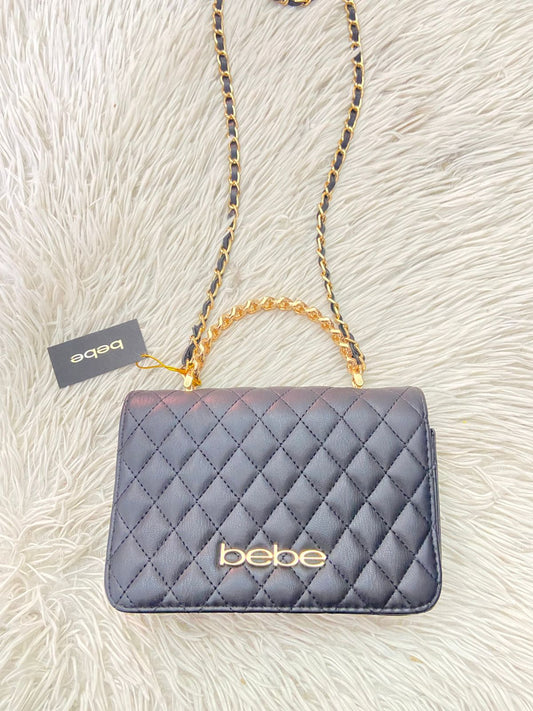 Cartera BEBE Original, negro con nombre de la marca al frente en color dorado, correa tipo cadena enlazada con tela negra.