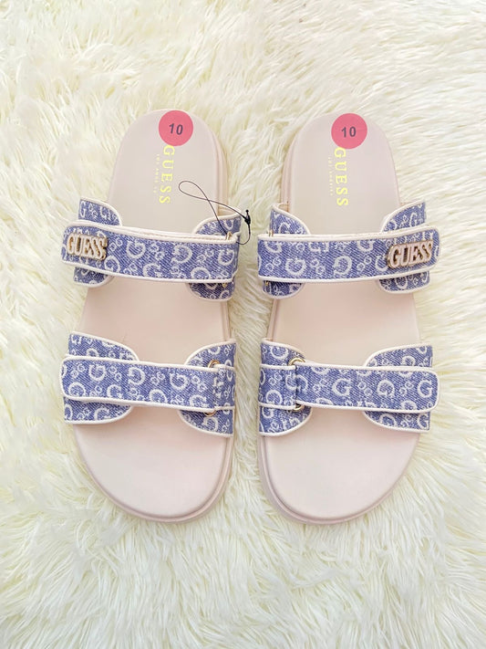 Sandalias GUESS original, crema con azul y letras G y placa de marca al lado, ajustables.
