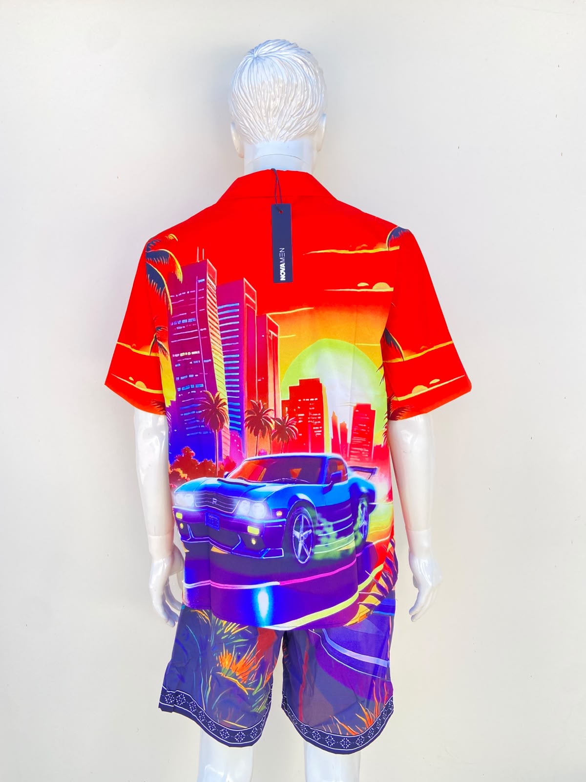 Conjunto, multicolor: rojo con estampado de un atardecer en una ciudad, de Bermuda y camisa.