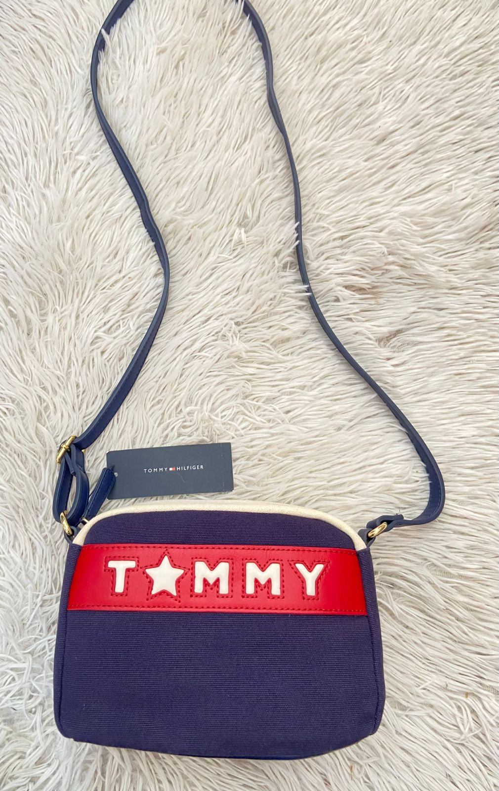 Cartera/ Crossbody TOMMY HILFIGER original, azul marino con raya en rojo y letras TOMMY en color blanco.