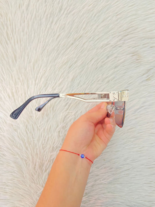 Lentes, diseñados con protección UV 100-400 para proteger tu visión. Cuadrados en color platado con micas claras