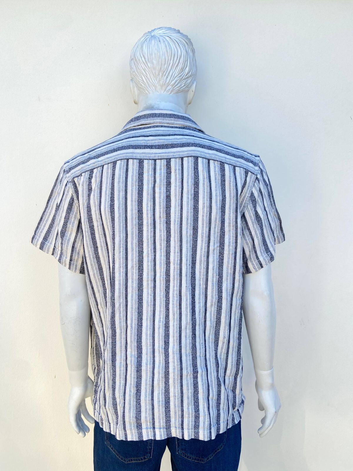 Camisa AEROPOSTALE original, blanca/crema con rayas en color azul marino, gris, tela de lino fresca.