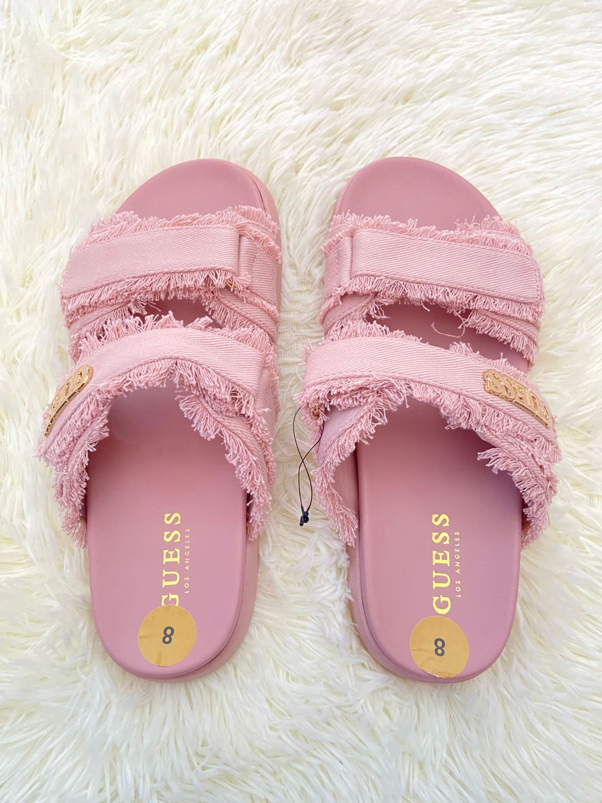 Sandalias GUESS original, color rosado con placa GUESS en dorado y pelusas.