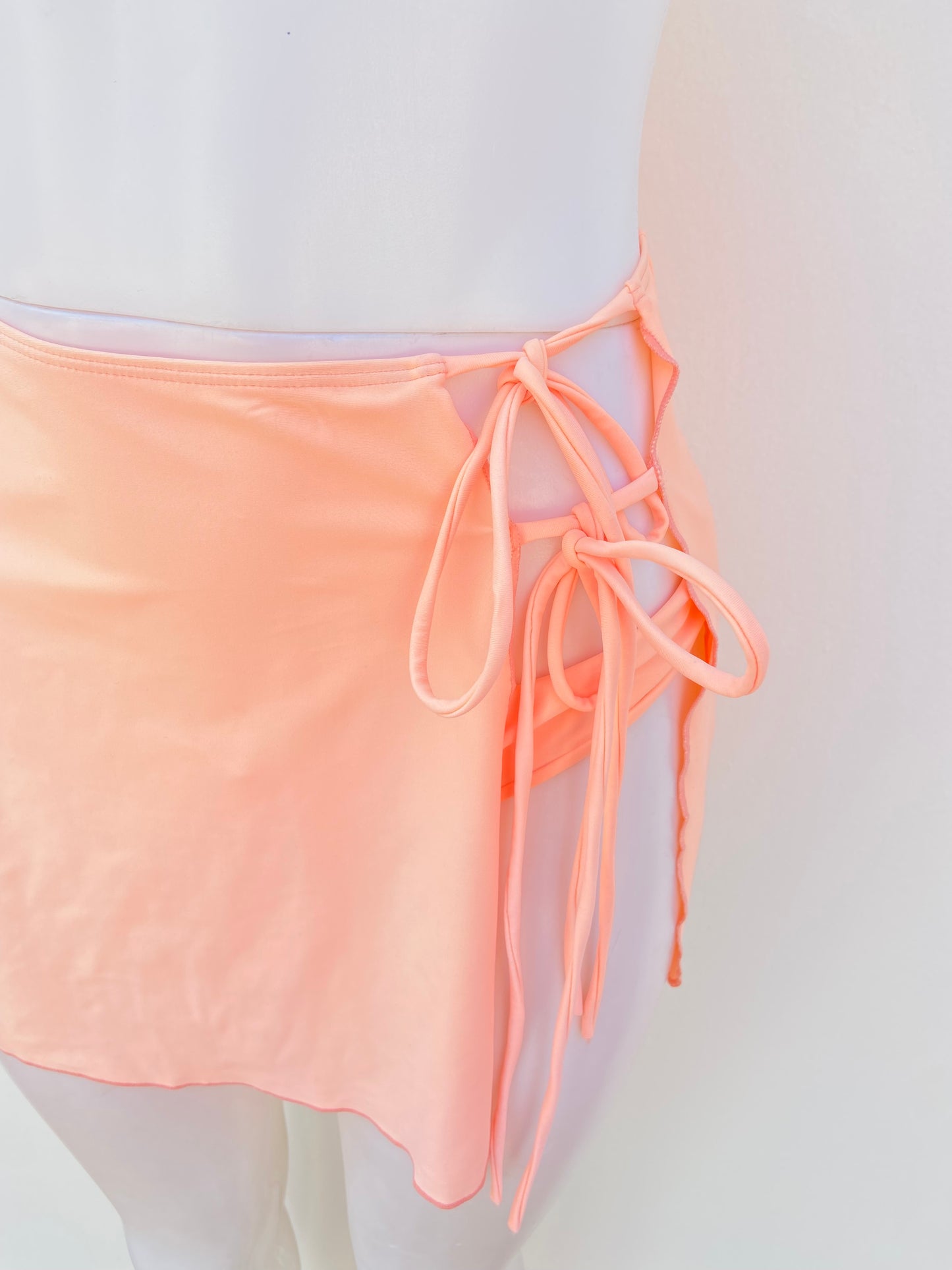 Set de falda salida y biquini panti de playa, naranja claro, con lazos ajustables en la falda.