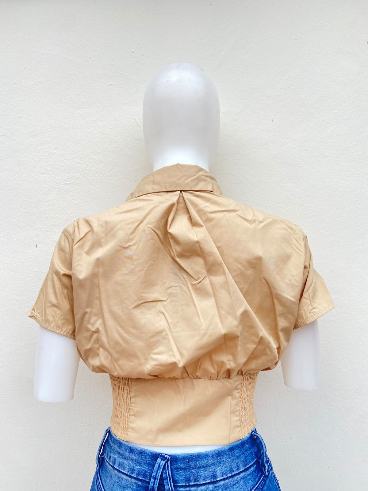 Blusa/ top color crema ( stone ), con botones en frente.