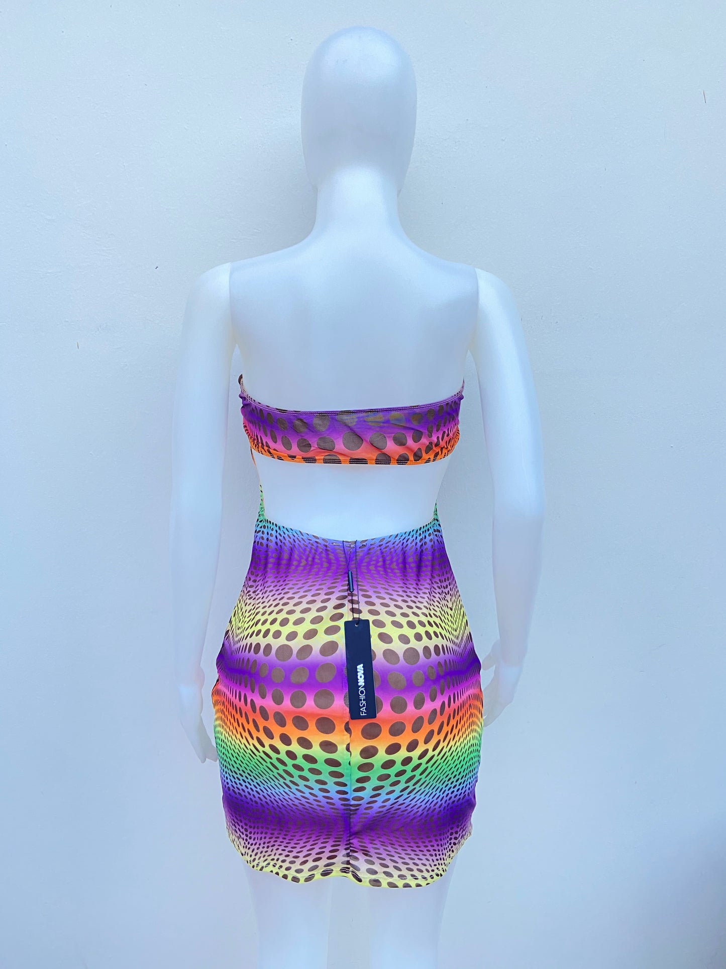 Vestido morado, con estampado de bolitas.