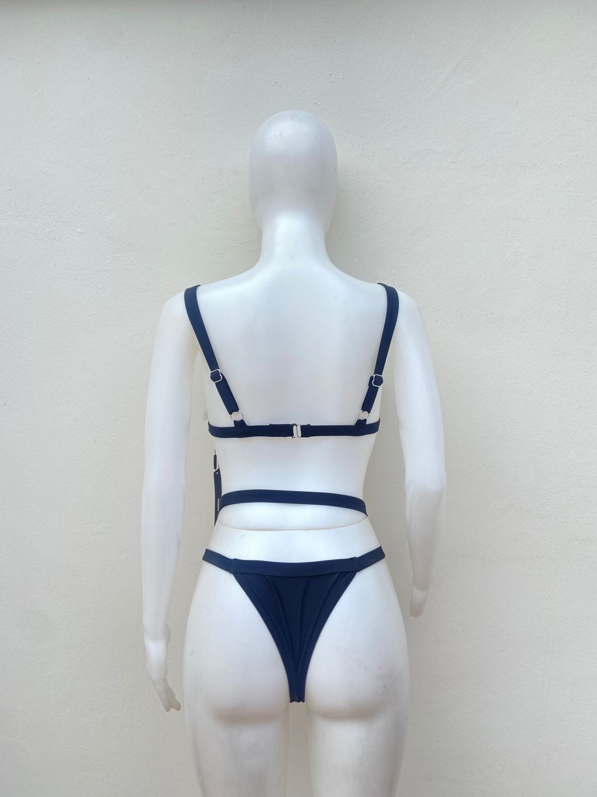 Biquini, negro con transparencia en la parte del top y tirantes en la parte de abajo.