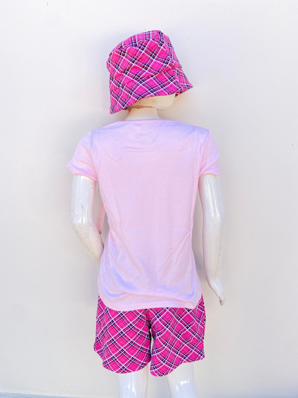 Conjunto CONTACT original , rosado claro con rosado fucsia y estampado de cuadros, más gorro y letras QUEEN, 3 piezas.