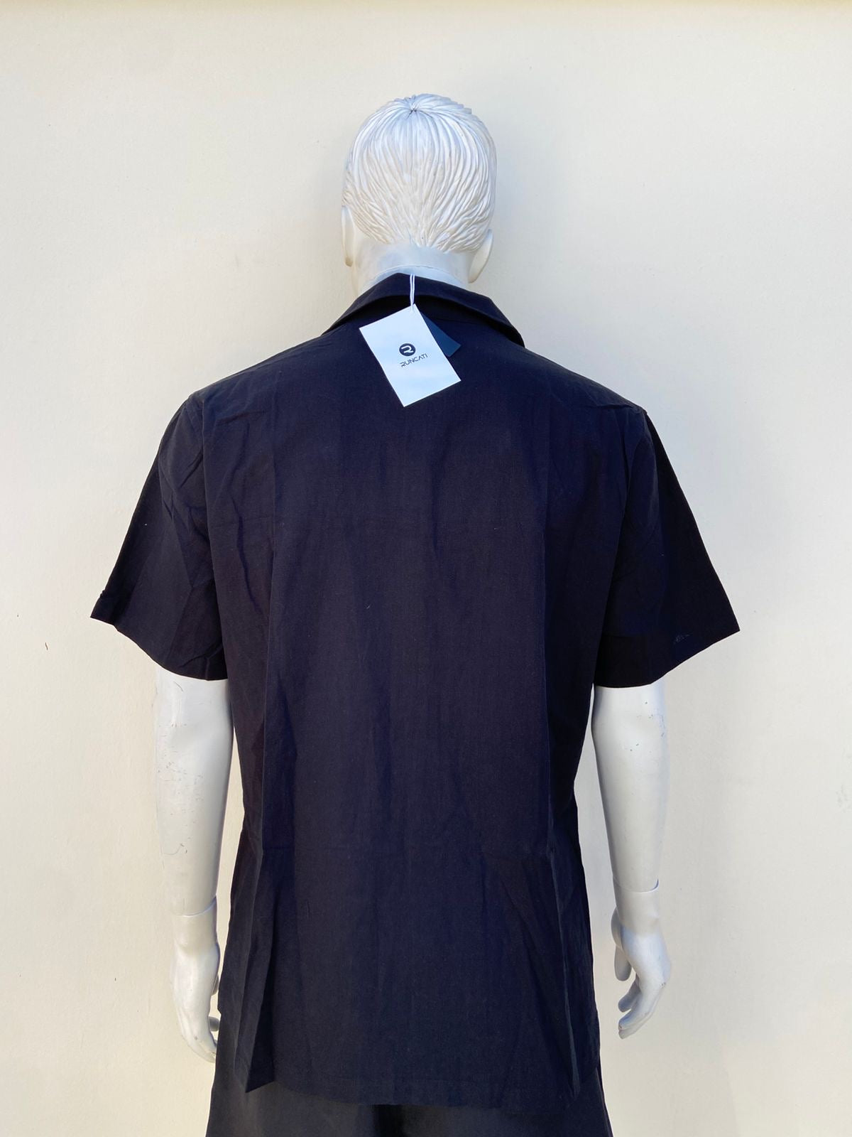 Camisa RUNCATI original, negra lisa con botones en color negro.