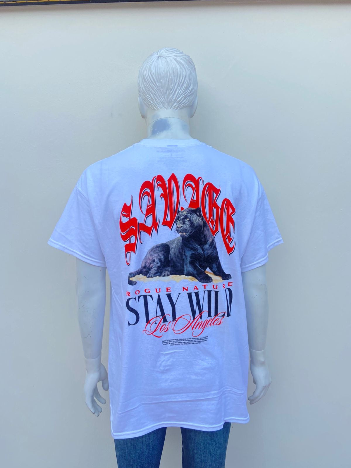 T-shirt blanco con un leopardo al frente y letras arriba SAVAGE Y ROGUE NATURE STAY WILD LOS ANGELES