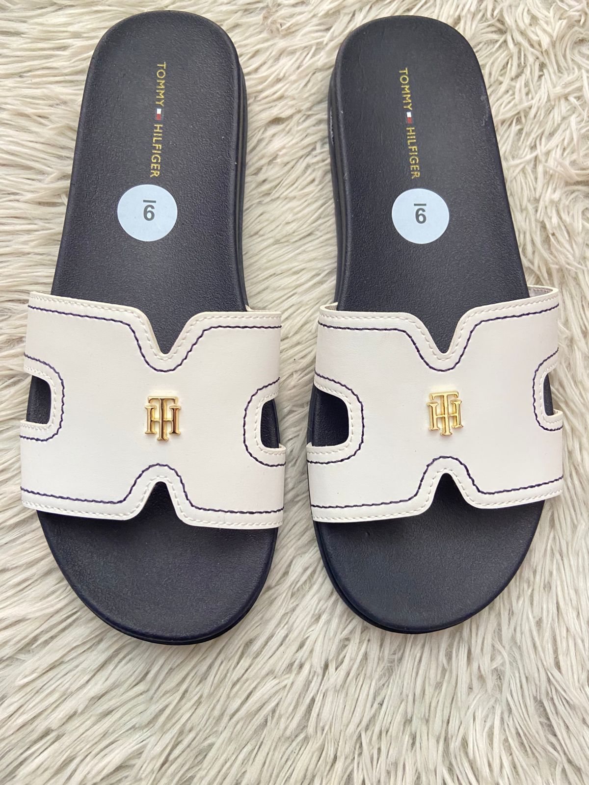 Sandalias TOMMY HILFIGER original azul marino con blanco y placa TH en dorado.