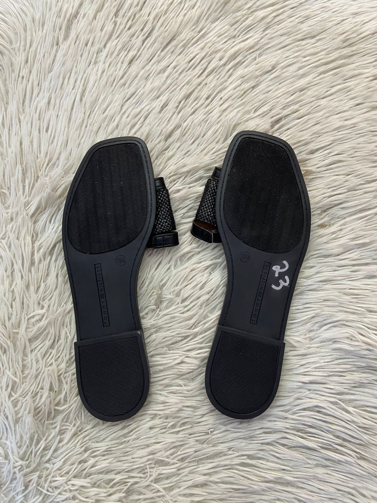 Sandalias Tommy Hilfiger Original en color negro, marron en el interior y placa de la marca en color dorado TH.