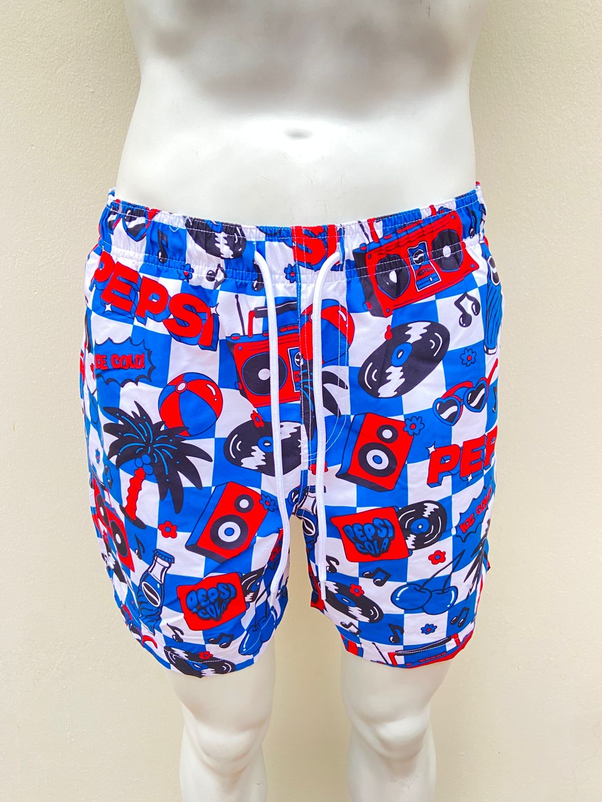 Bañador/Baggy, azul con estampado de discos, palmeras y flores en color blanco y rojo.