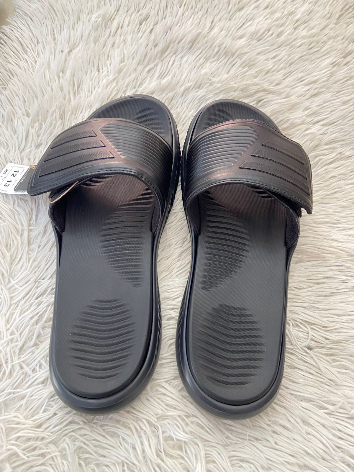 Sandalias ADIDAS original, negra con diseño de rayas en color negro, ajustables.