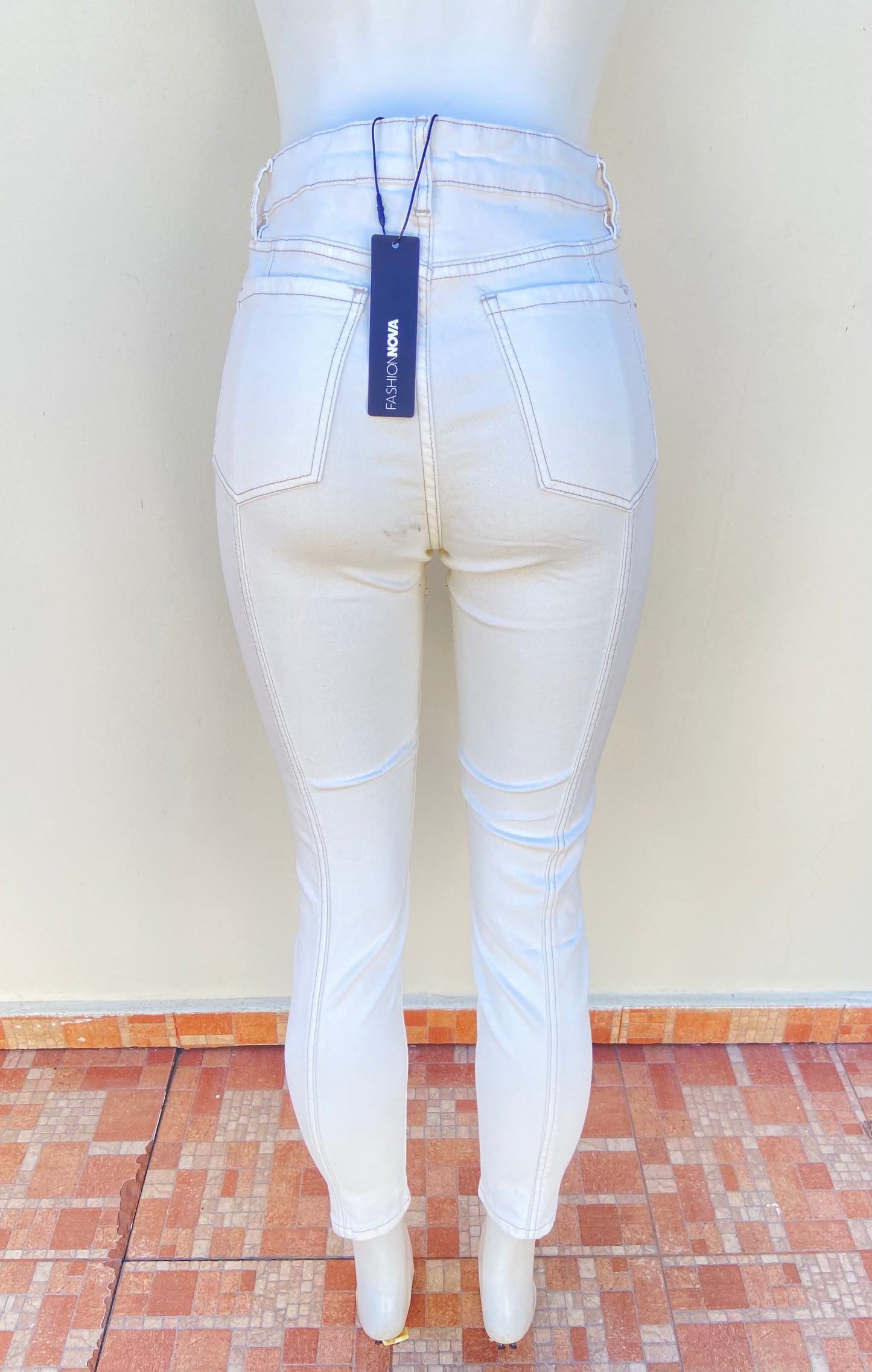 Pantalon Jean, blanco hueso ( Ivory) con costura en hilo marrón, SKINNY JEAN.