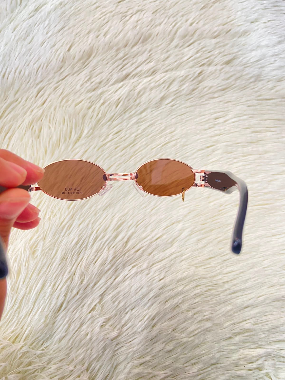 Lentes, negro con montura dorada, detalle de aro en un lente, estilo ovalado con protección UV 100-400