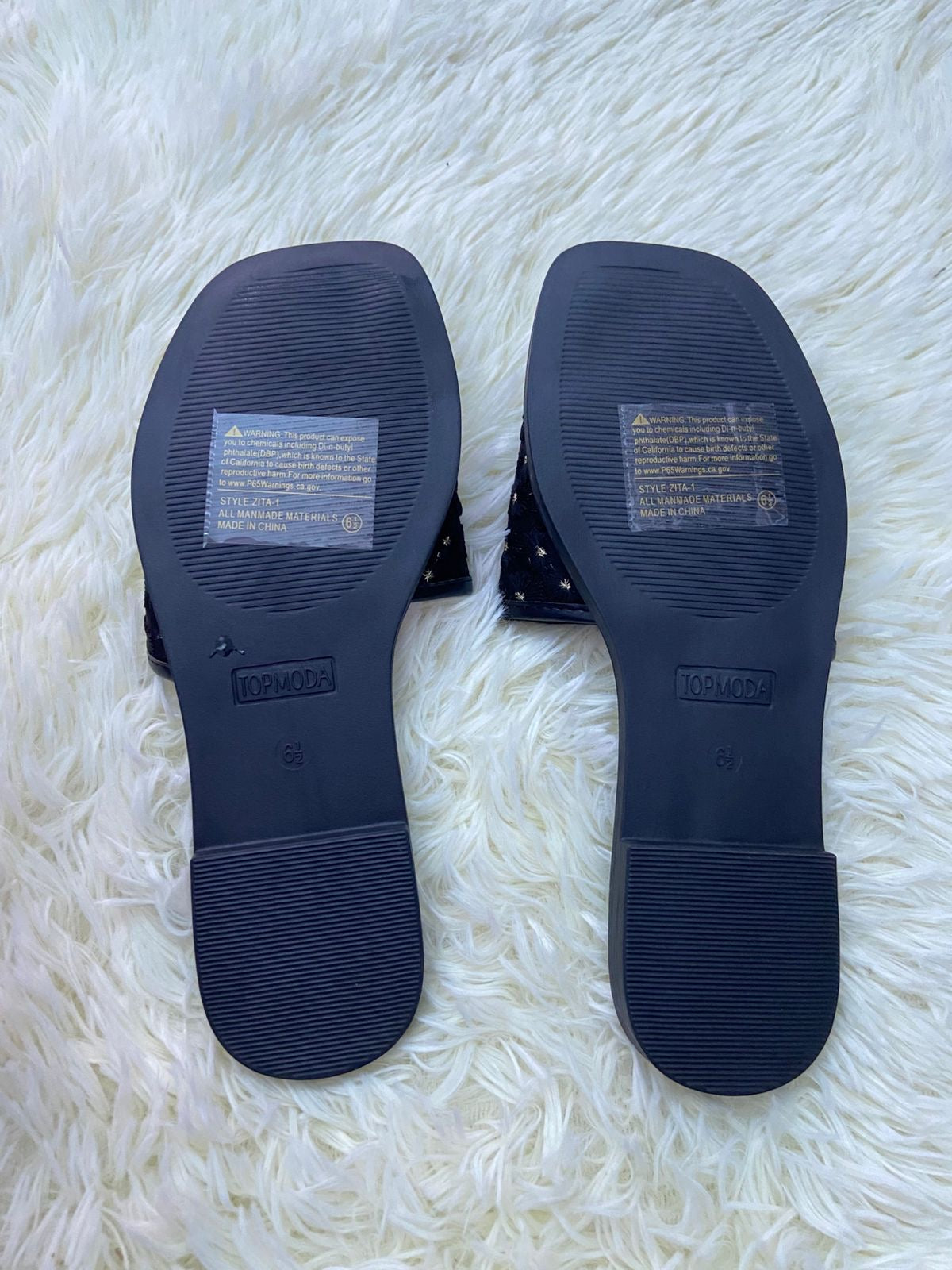 Sandalias TOP MODA original, negra transparente con bordado de flores.