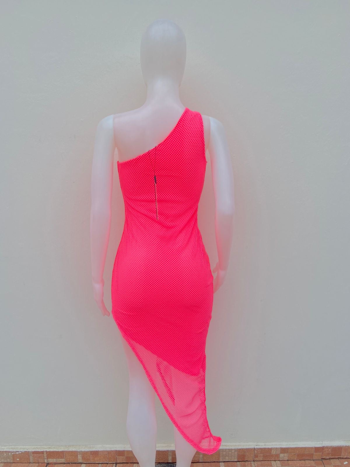 Vestido color rosado lumínico, tela en hoyos, malla.