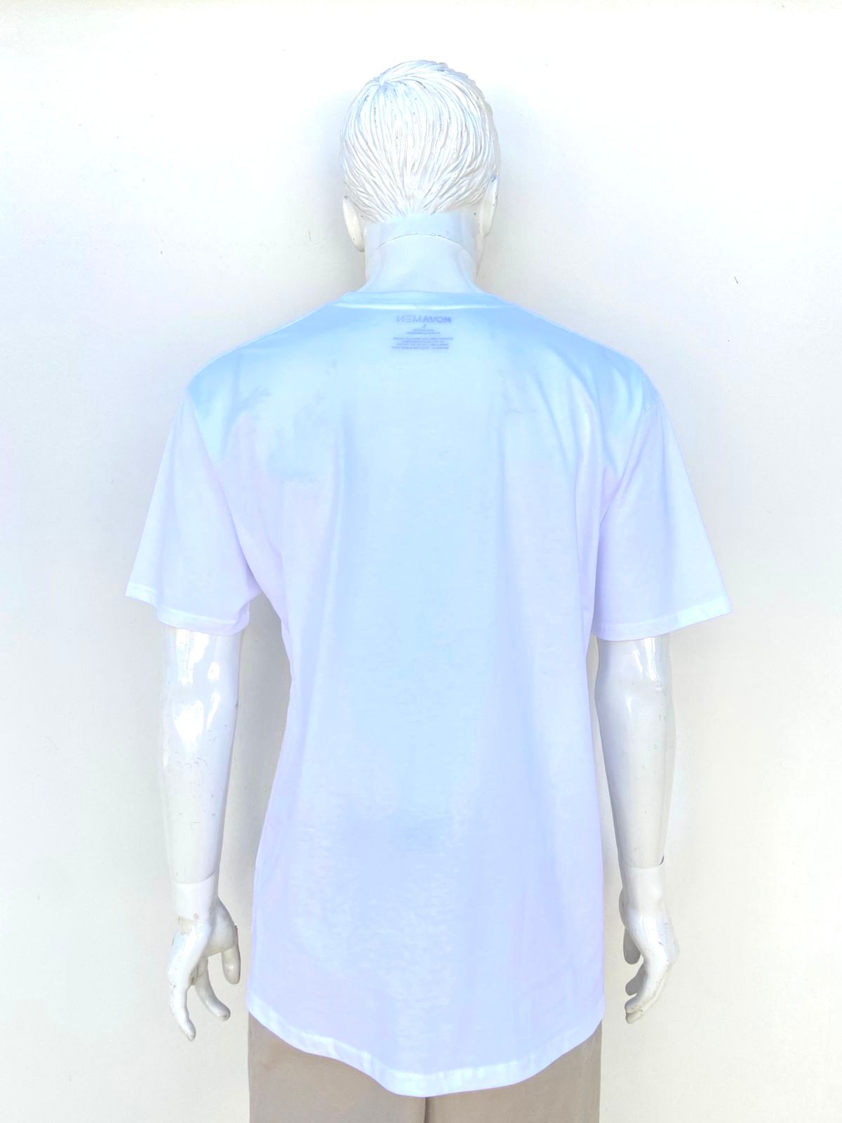 T-shirt blanco con letras grande al frente en color negro LOS ANGELES y mas letras pequeñas