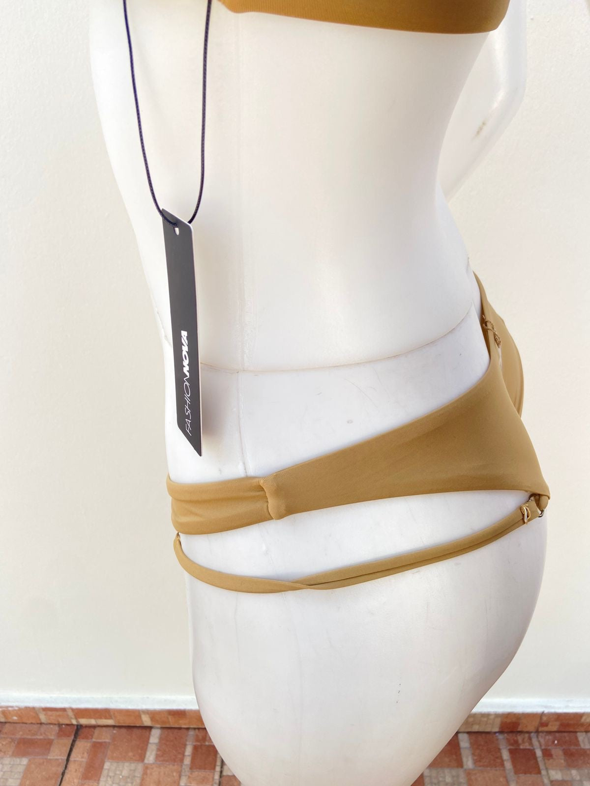 Biquini, crema liso con tiras en los lados.