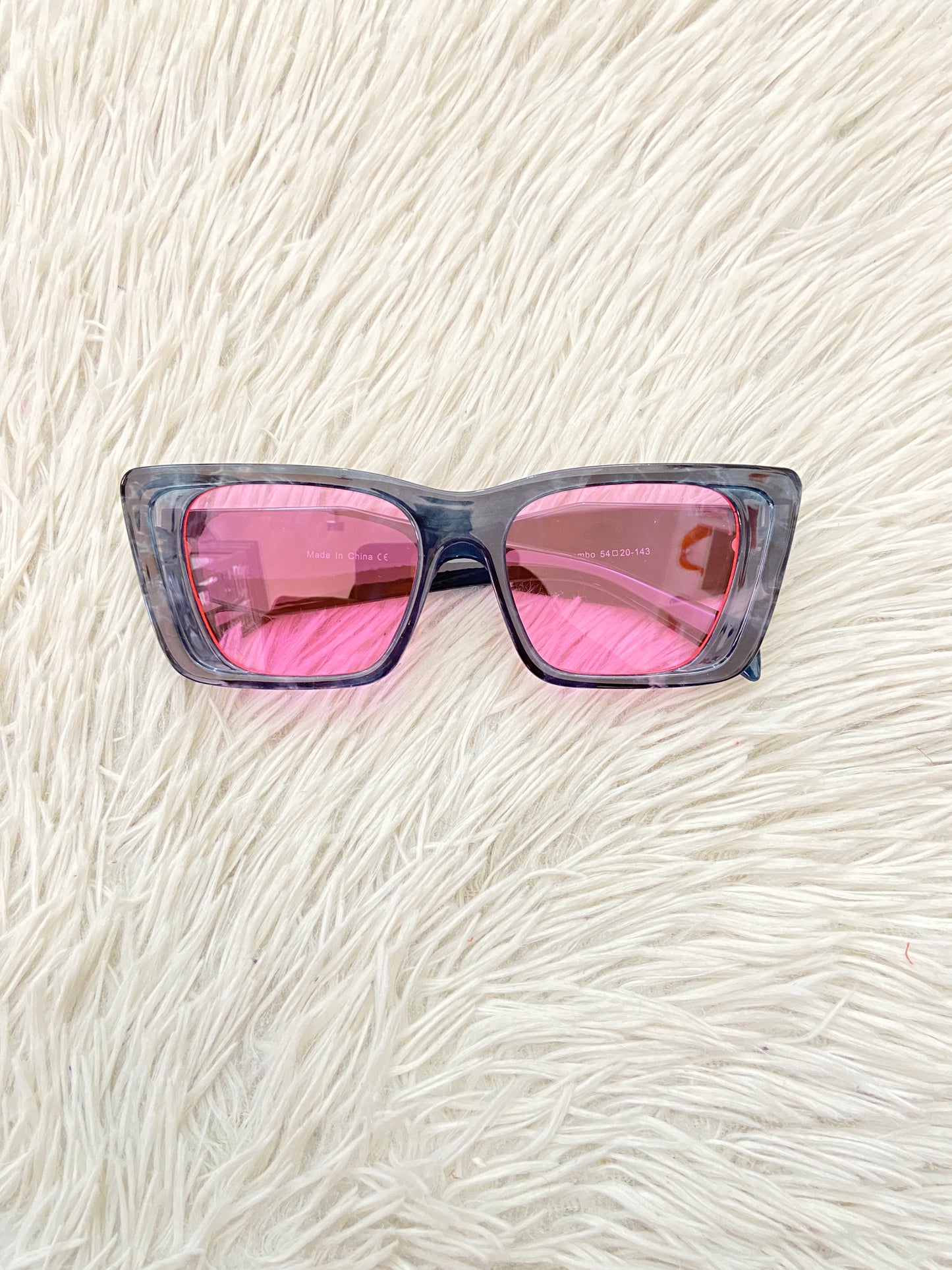 Lentes Fashion Nova negro en mármol y micas de color rosado/ morado.