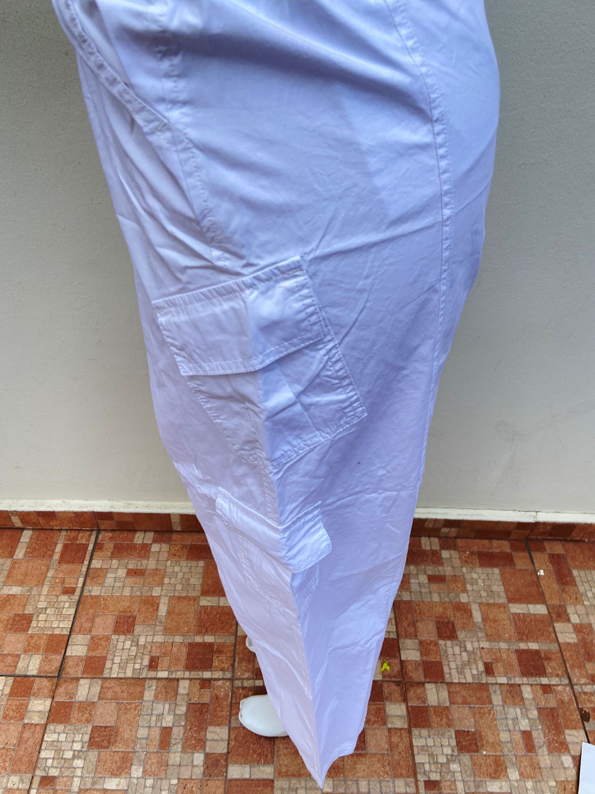 Pantalon cargo Forever21 original, blanco con bolsillos a los lados.