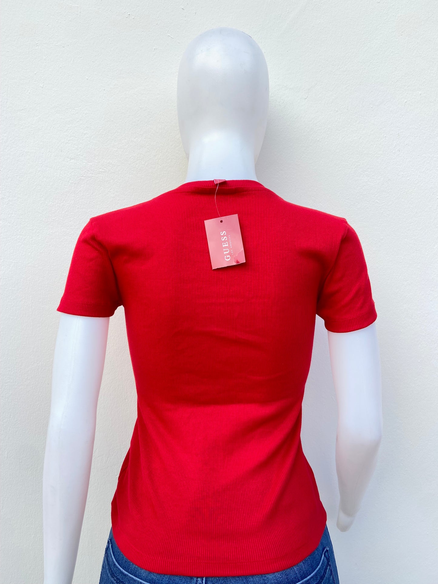 T-shirt GUESS original, rojo con letras GUESS en grande en frente.
