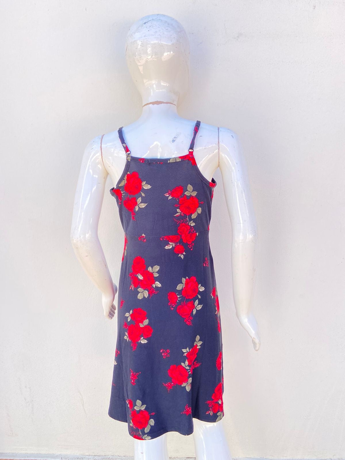 Vestido Nova Kids negro con estampado de rosas rojas y lazos ajustables