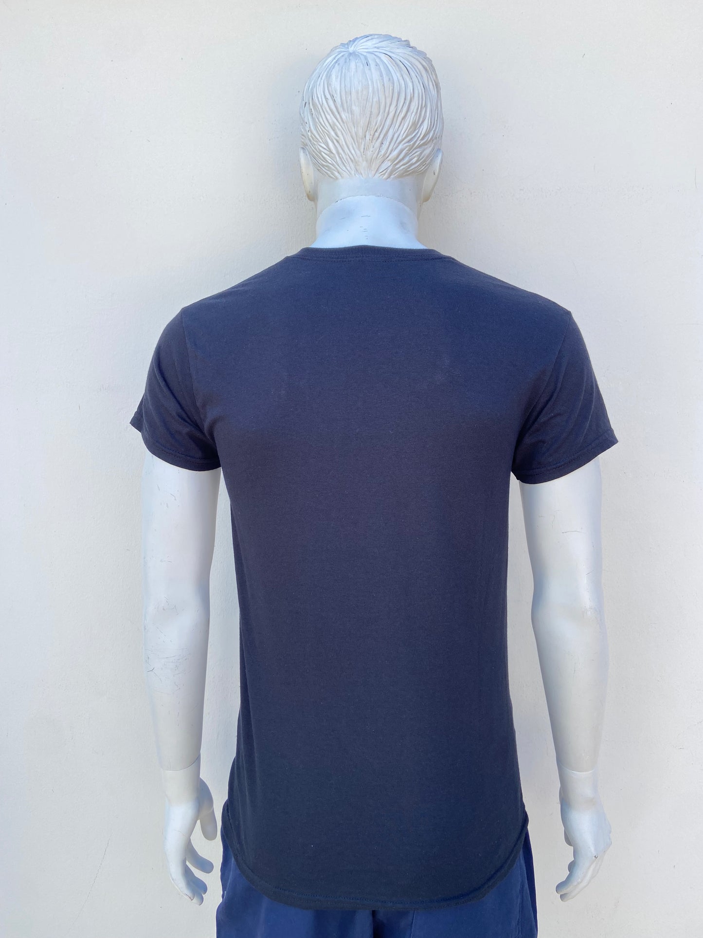 T-shirt color negro con letras, Cash, Rules, Everything around me en color amarillo