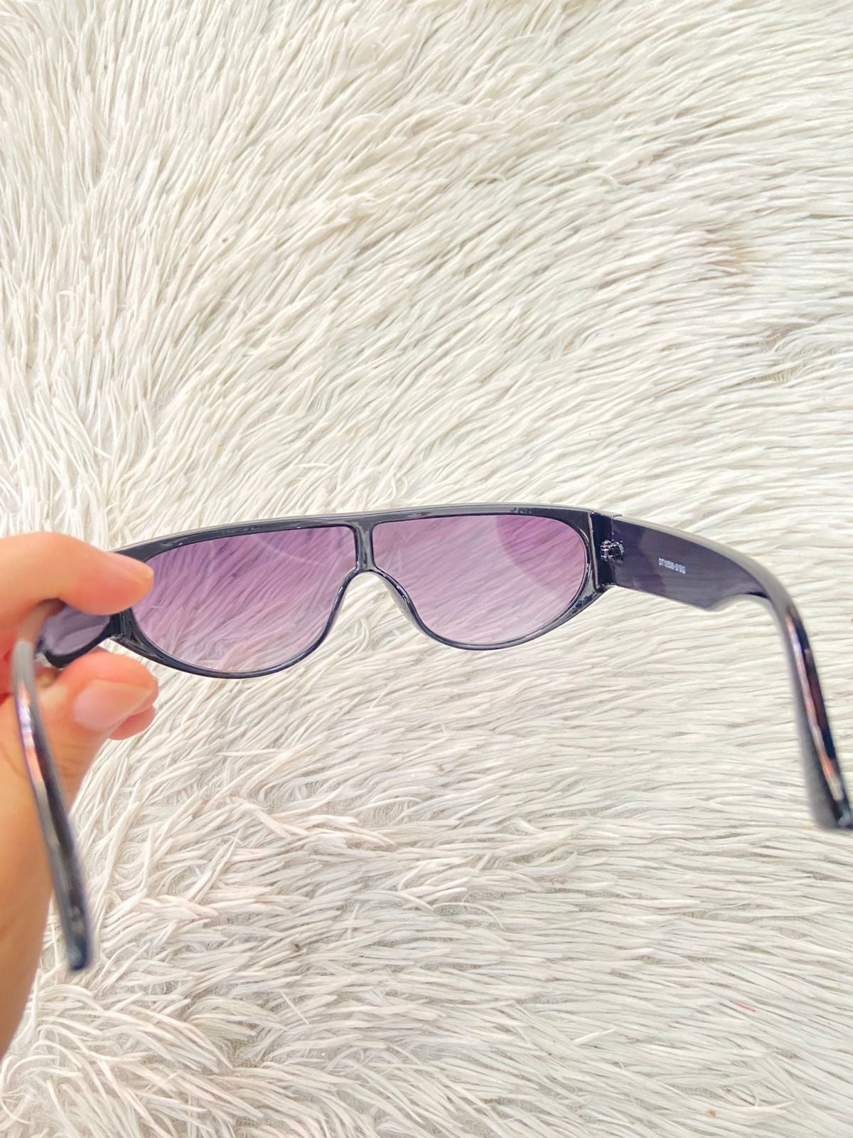 Lentes negros con estilo ovalado y micas oscuras