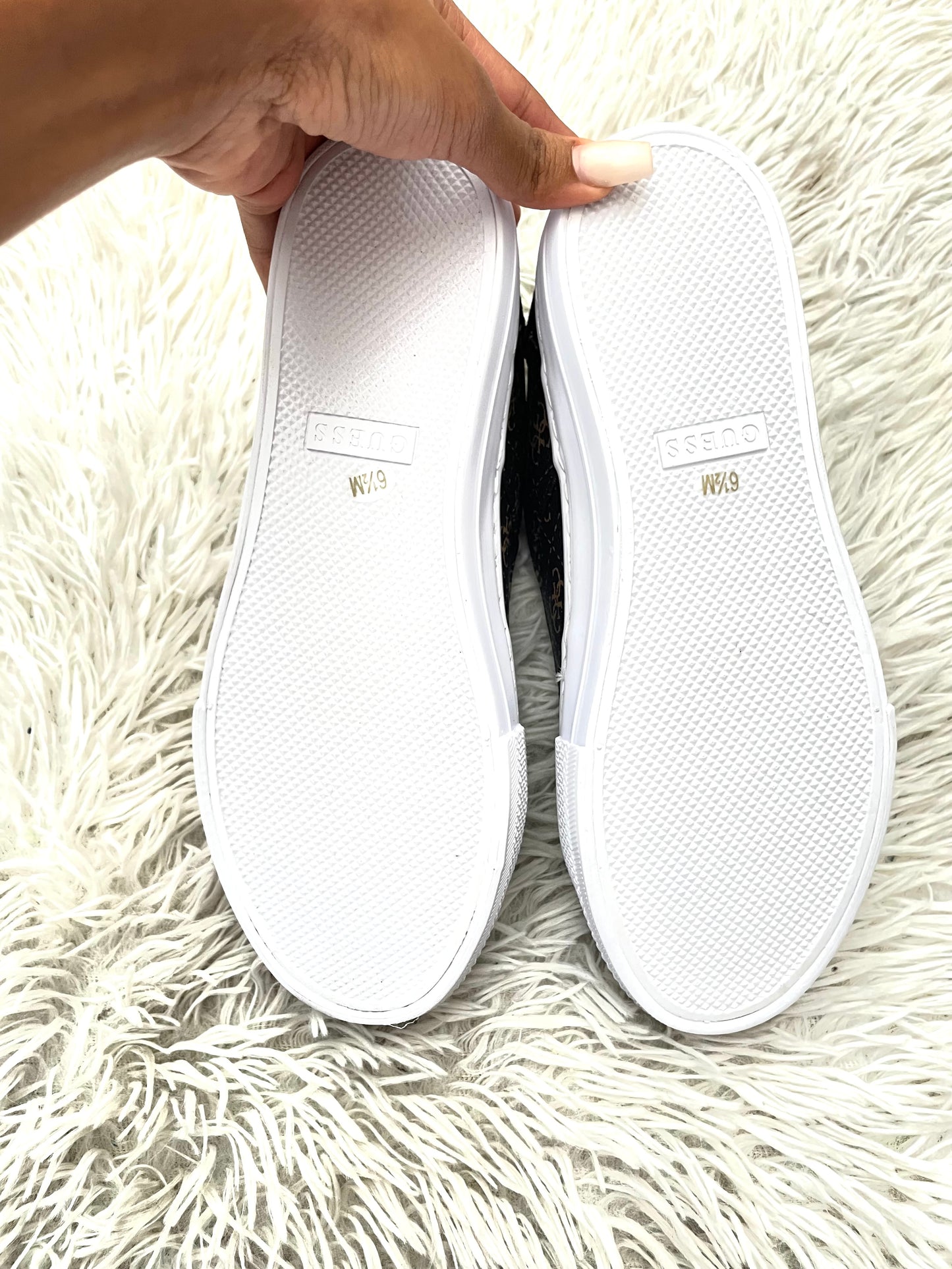 Tenis Guess original marrón con estampando de la marca en color beige y placa en color dorado, suelas en color blanco .