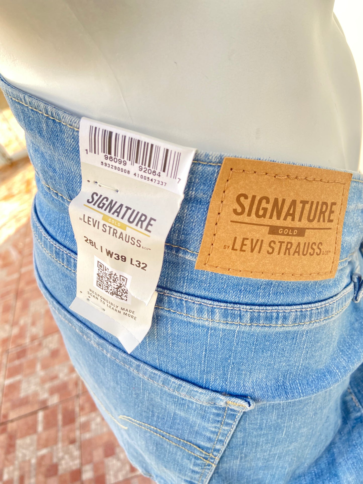 Pantalon Jean SIGNATURE GOLD BY LEVI STRAUSS original azul claro con rasgados.