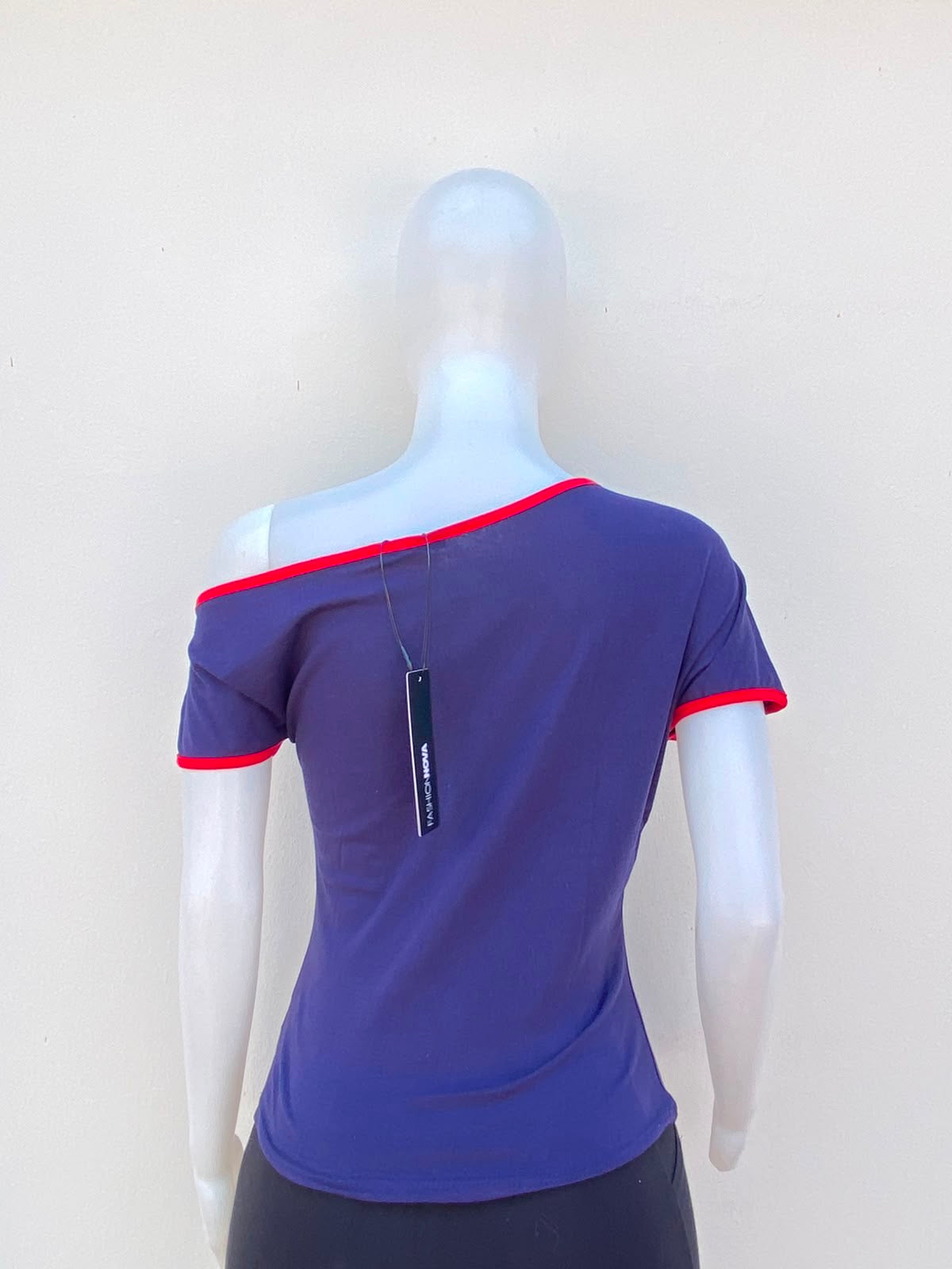 T-shirt/top color azul marino con letra USA y bandera al frente, con un hombro abajo y línea roja.