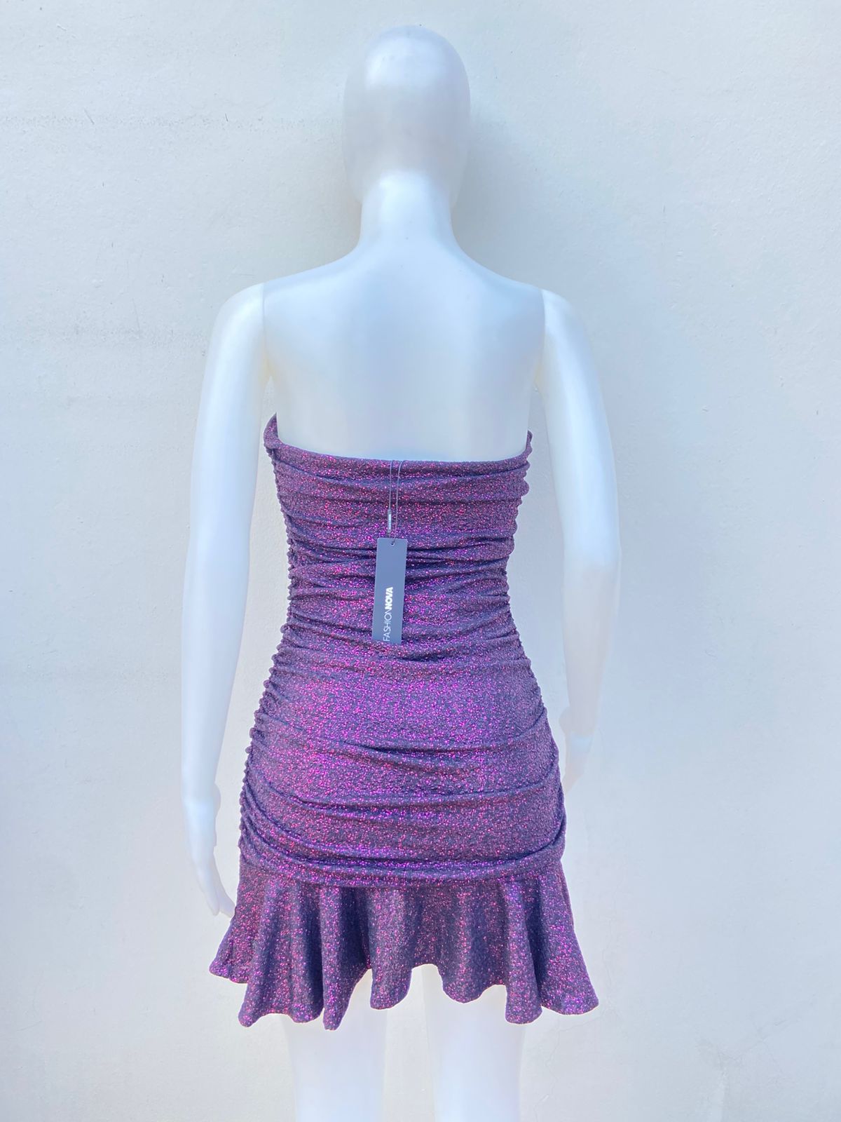 Vestido, morado/ negro con brillos rosados, strapless.