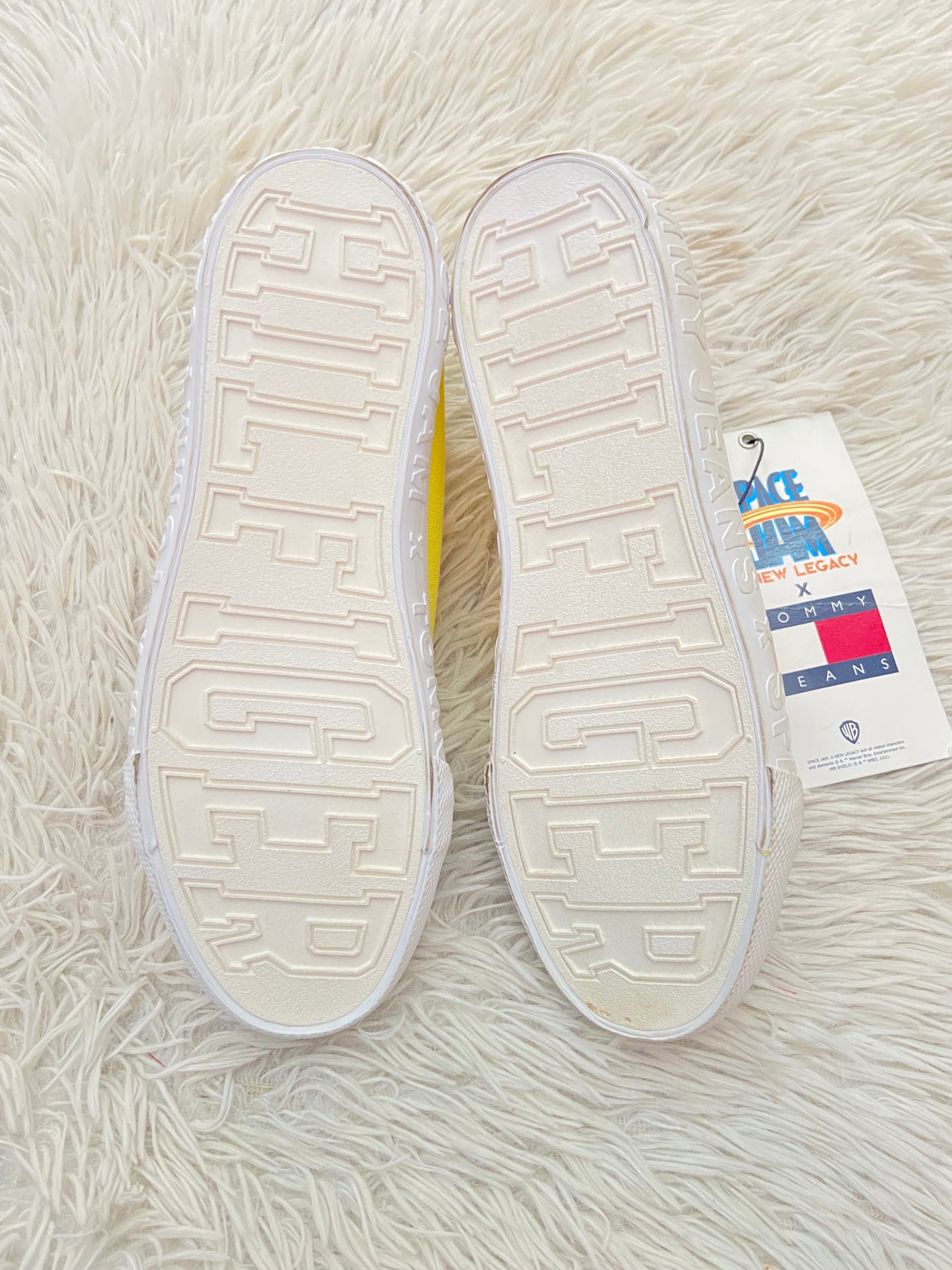 Tenis Tommy Hilfiger original con parte del frente en color negros lado de adentro en amarillo y a los lados con logo TOMMY letras JEANS en blanco y diseño de PIOLIN