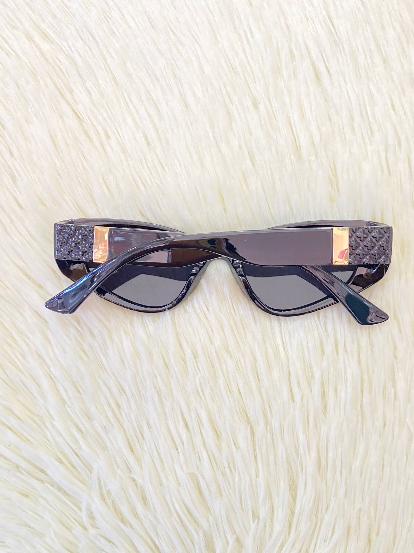 Lentes, negros pequeños estilo gato, con detalles en dorado, con protección UV 100-400.
