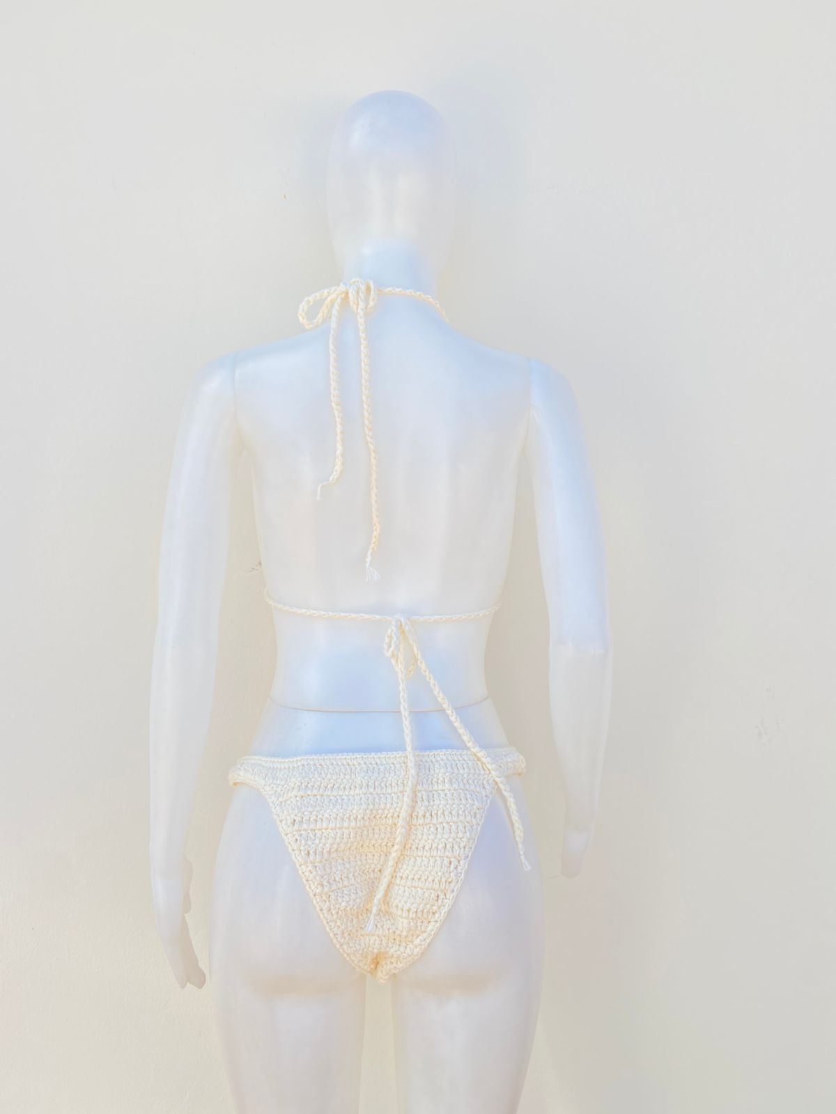 Biquini de dos piezas en color blanco/crema tejido en crochet con brasier el forma de flor.