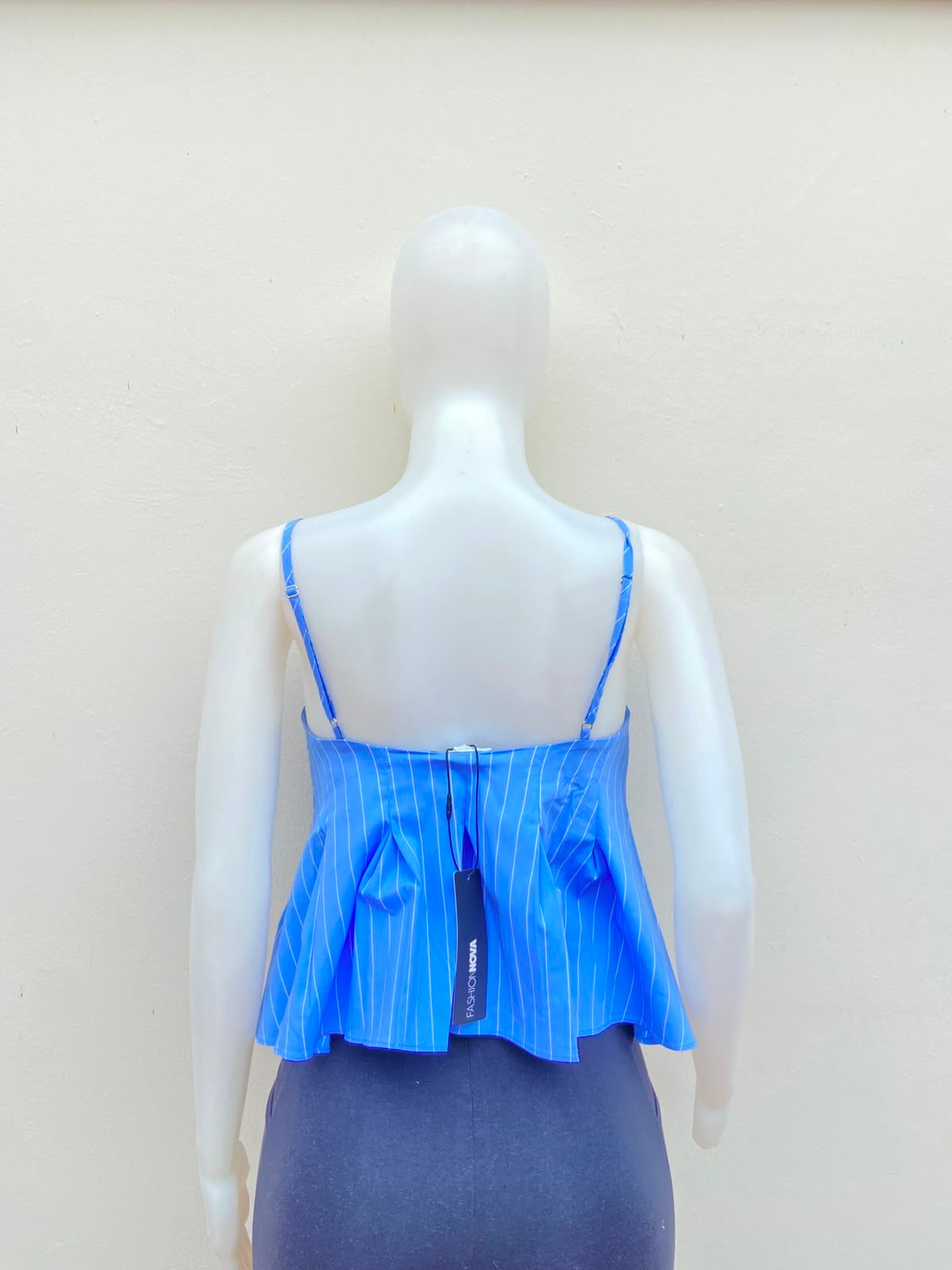 Blusa/top en color azul con rayas blancas con vuelos y lazos ajustables.