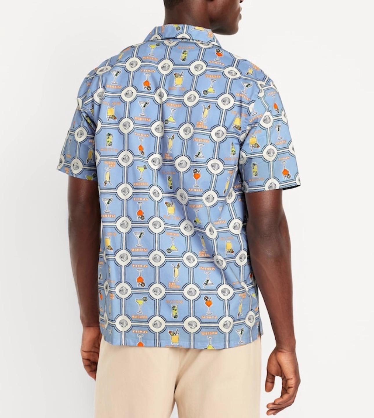 Camisa OLD NAVY Original, en color azul con estampado de bebidas y cocteles.