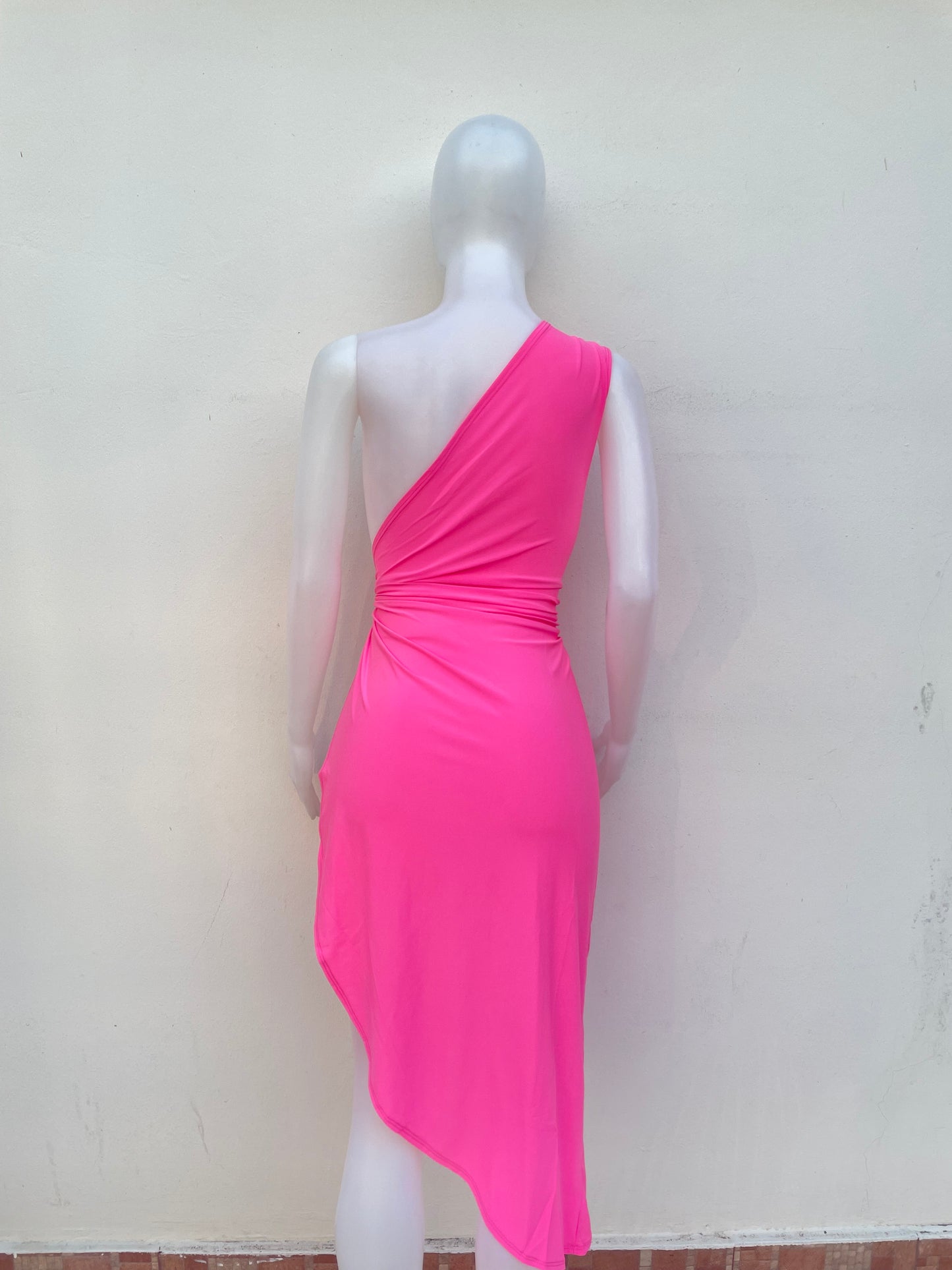 Vestido rosado, largo de una sola manga y un abierto en los lados