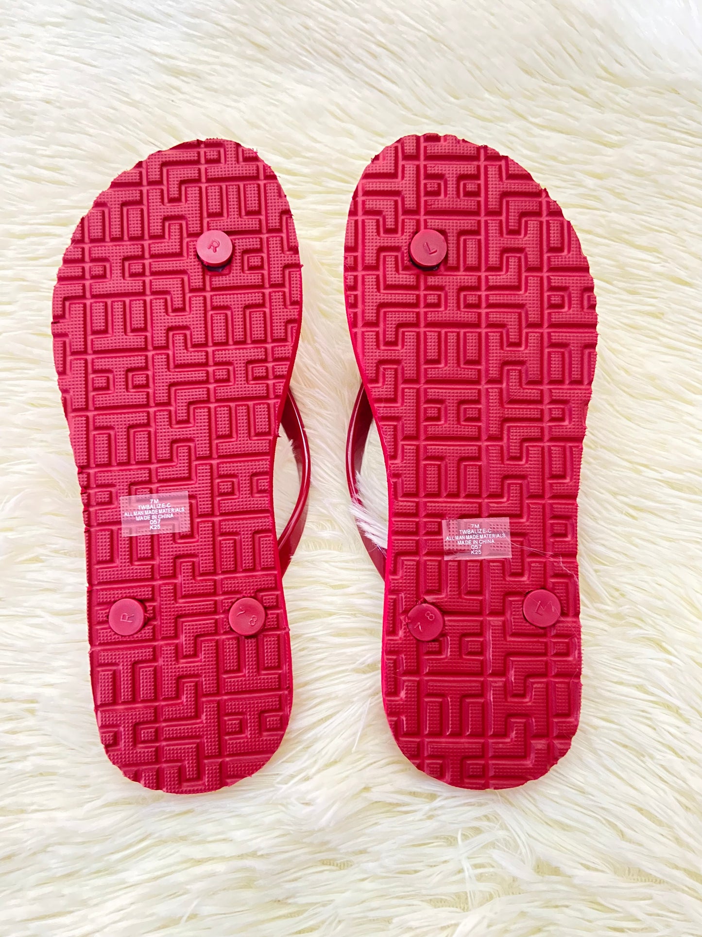 Sandalias TOMMY HILFIGER original, rojo vino con letras HILFIGER en blanco y placa dorada en frente.