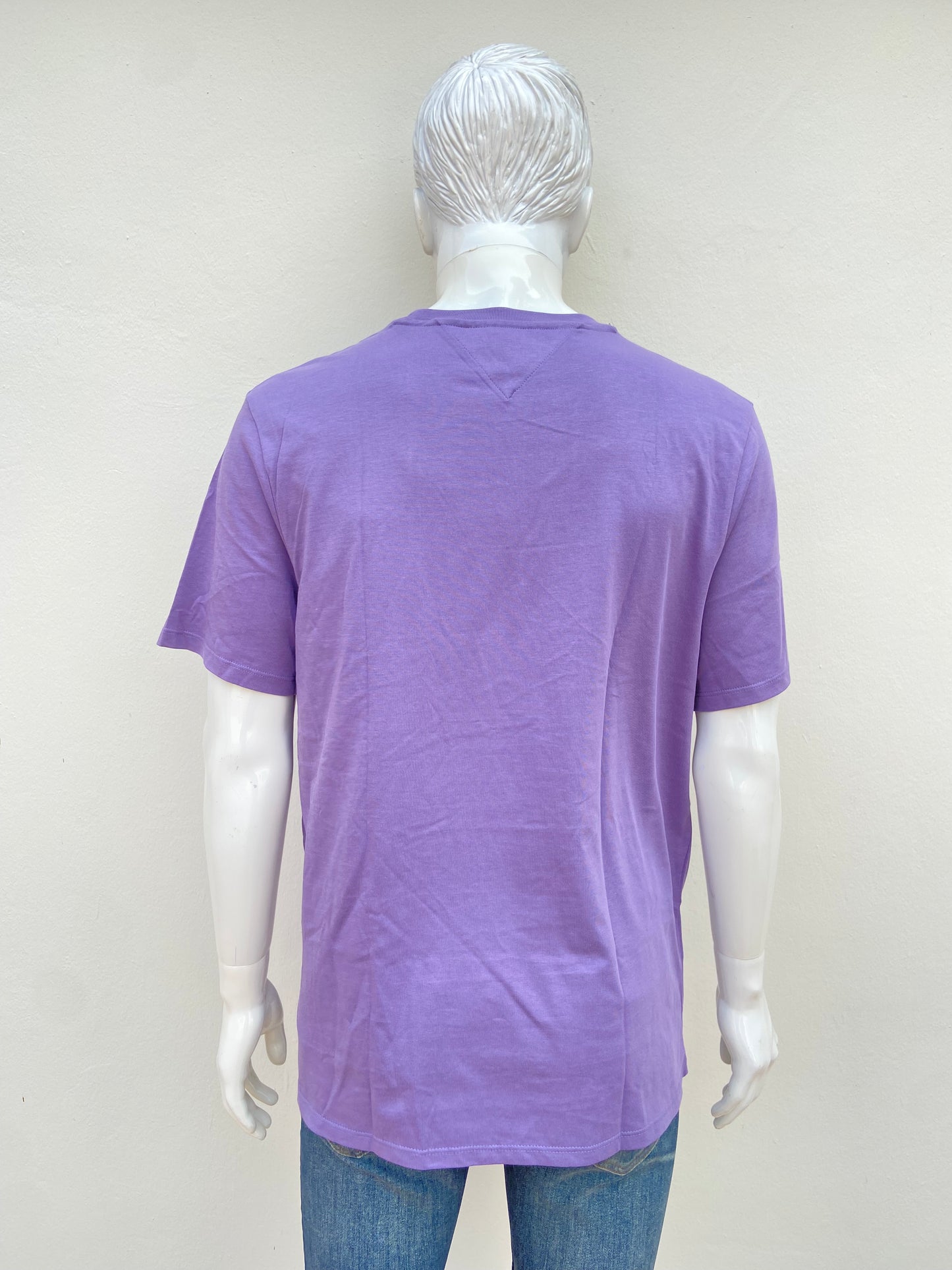 T-shirt TOMMY HILFIGER original, morado liso con pequeño logotipo al lado.