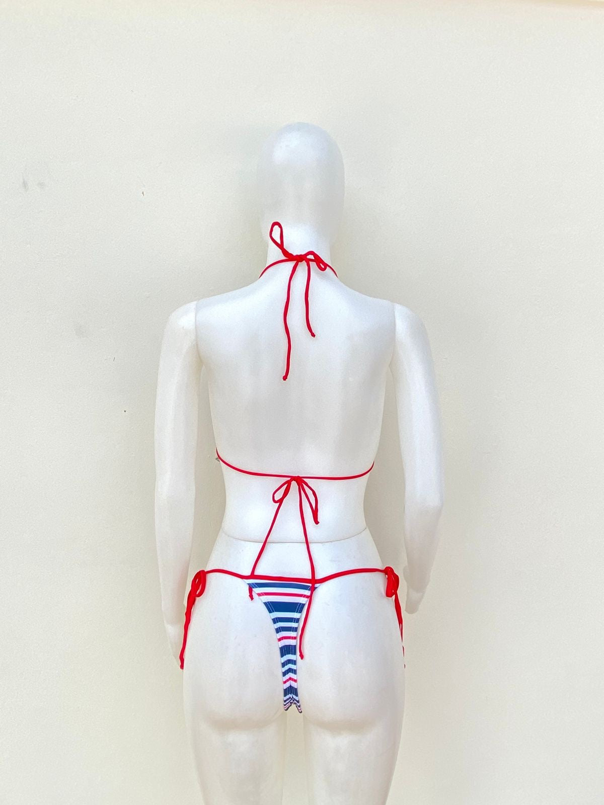 Biquini de dos piezas en color azul marino blanco y rojo estilo marinero