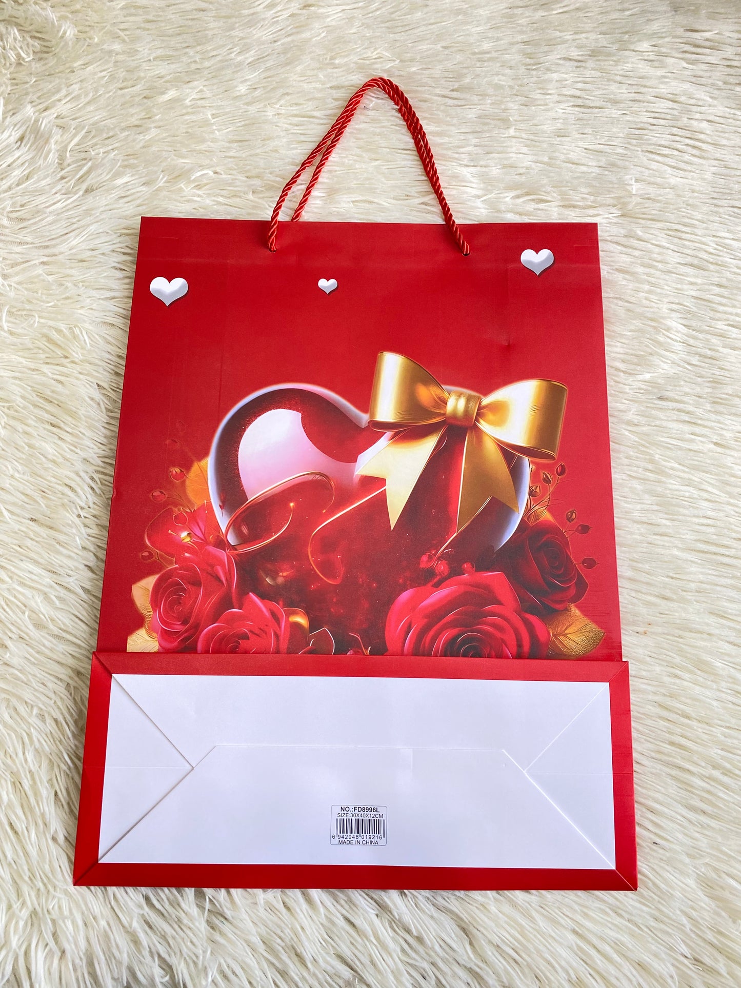 Shopping rojo con corazón rojo y lazo dorado en el centro. GRANDE