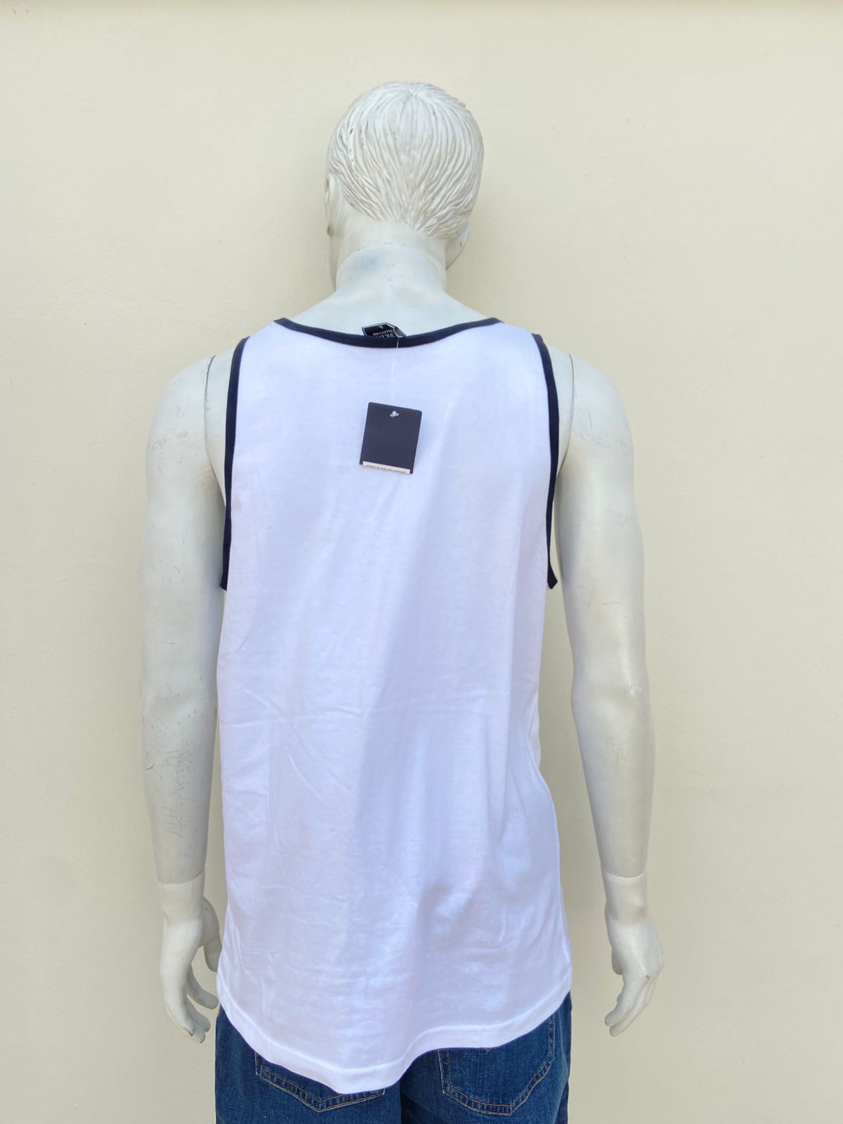 Franela PACIFIC EAGLE original, blanca con líneas en color azul mariano, DIFERENTE-AZUL.