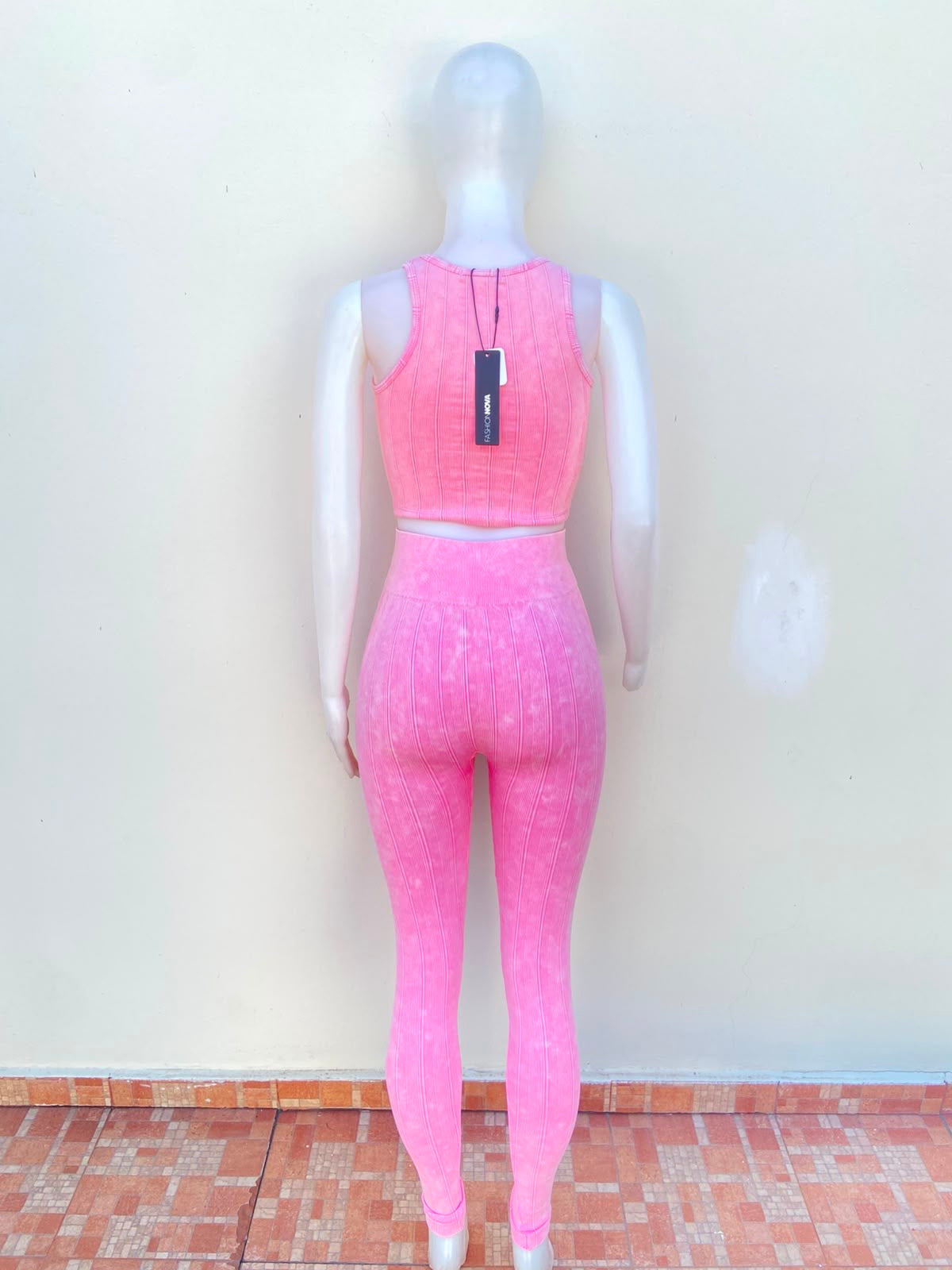 Conjunto legging y top en color rosado con tejido de líneas verticales y legging con pretina alta.