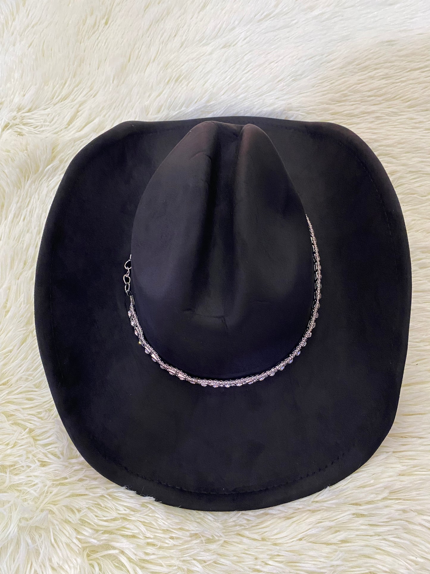 Sombrero, negro con detalle en color plateado con corazón.