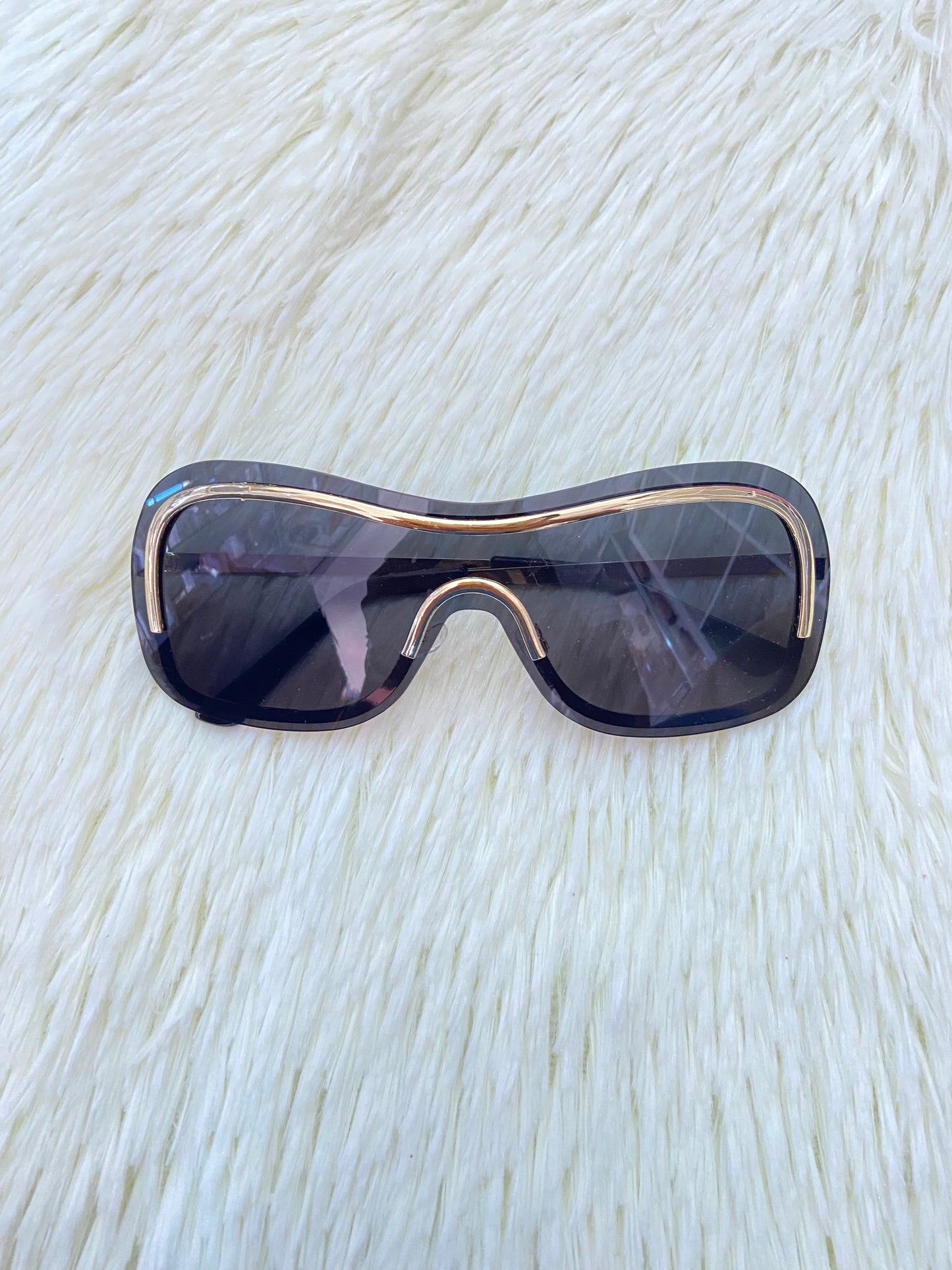 Lentes, negro con detalles en color dorado en frente y montura fina.